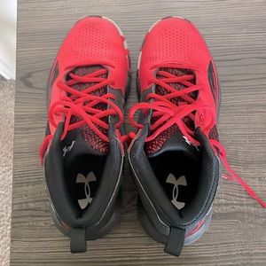 These are 9.5 size basketball shoes for men. They are under armor.